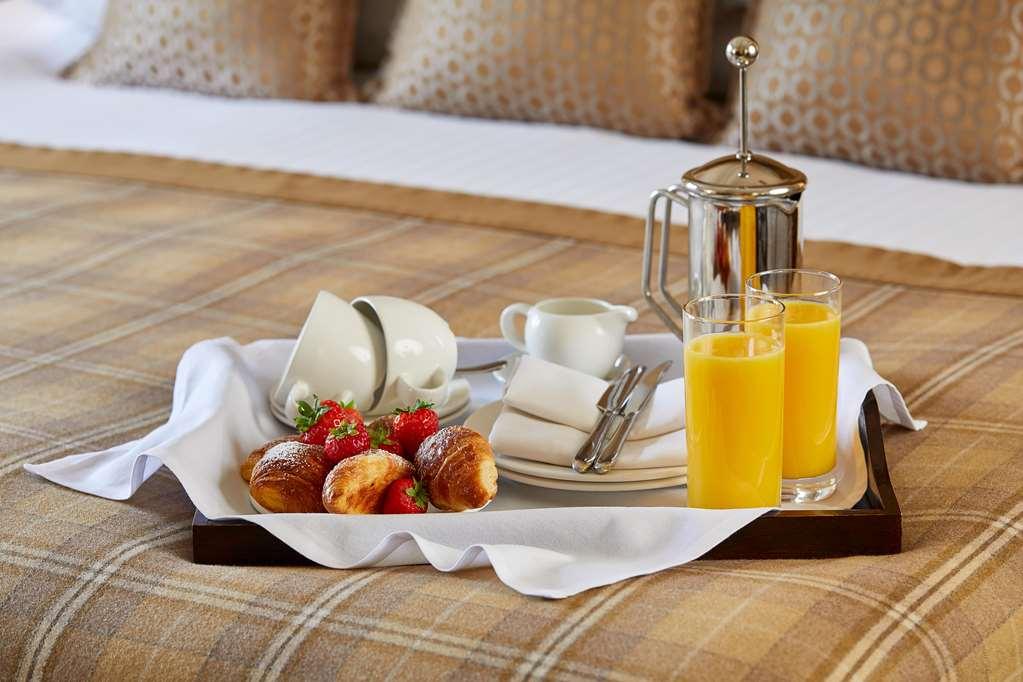 Macdonald Frimley Hall Hotel & Spa Камбърли Стая снимка