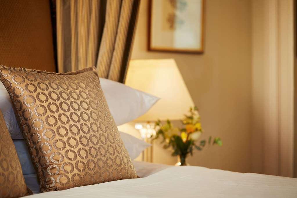 Macdonald Frimley Hall Hotel & Spa Камбърли Стая снимка