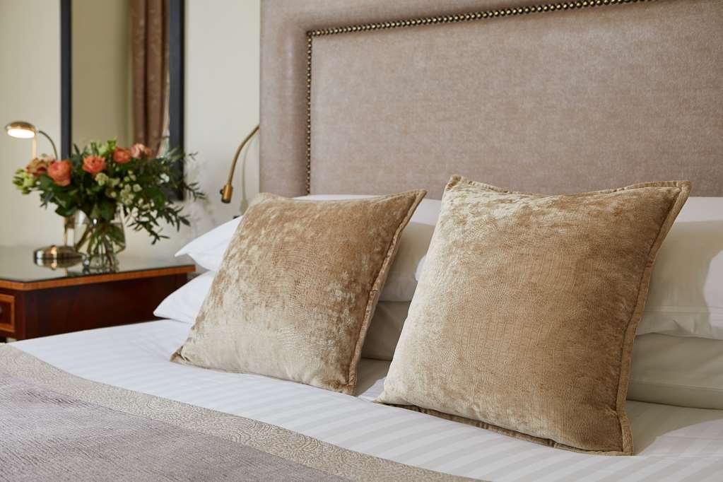 Macdonald Frimley Hall Hotel & Spa Камбърли Стая снимка