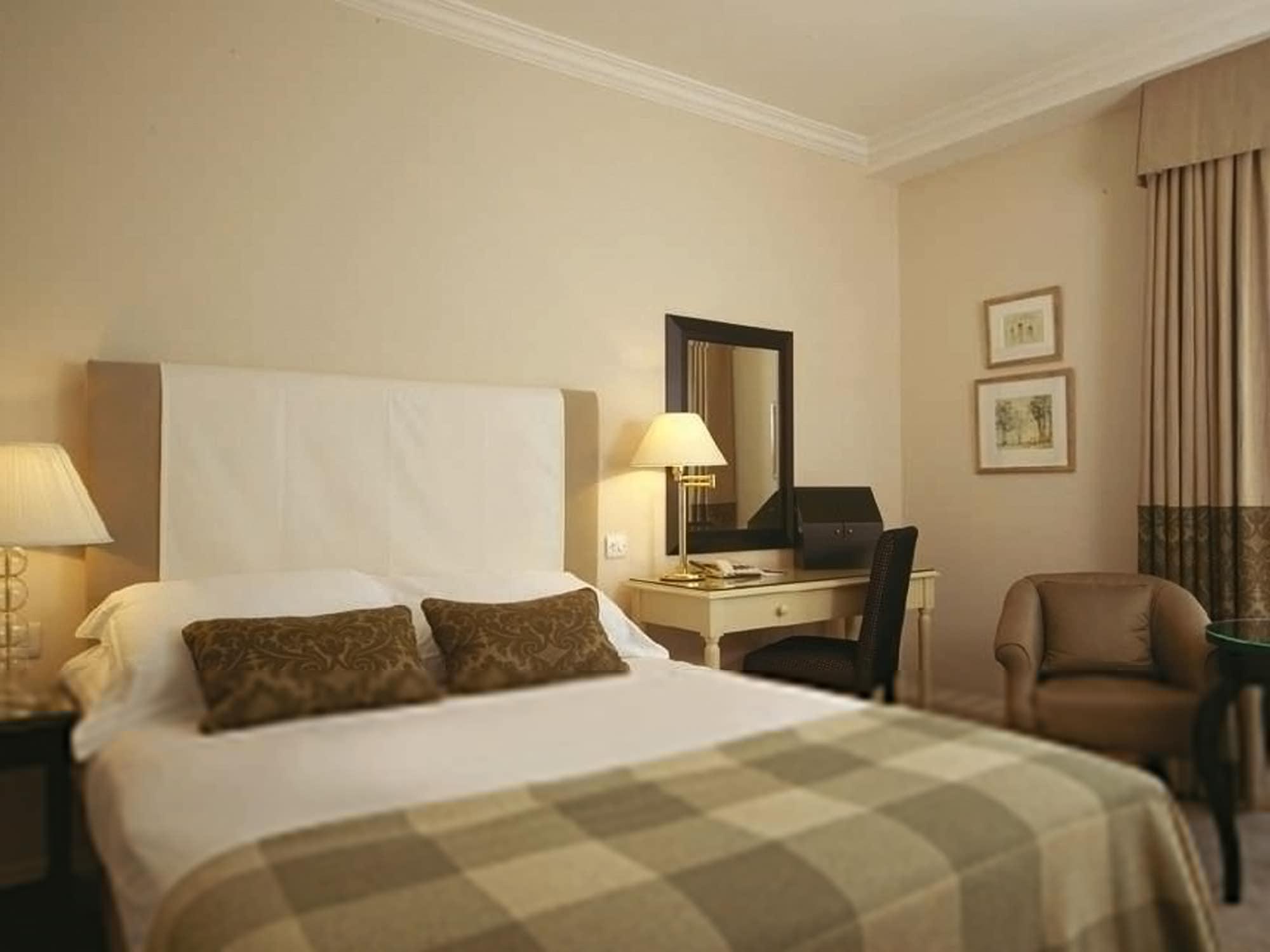 Macdonald Frimley Hall Hotel & Spa Камбърли Екстериор снимка